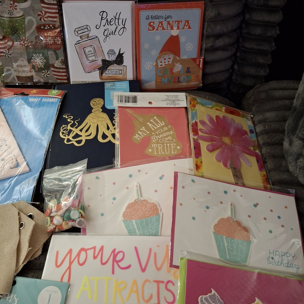 Assorted Greeting Cards Collection - Picture 5 of 10